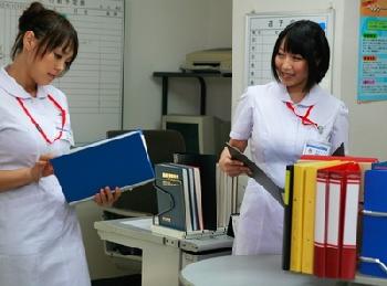 白衣がパツパツ!デカパイ看護師さんたちが患者も医者も誘惑してパコりまくりWコスプレ看護婦パイズリ中森玲子前田優希のエロ動画