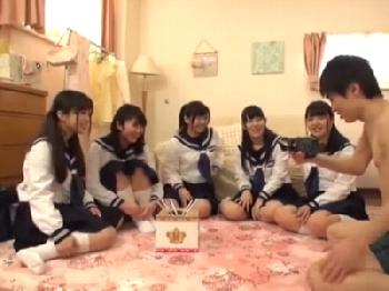 ショタ男が女子校生美形少女に囲まれハーレム性交→我慢出来ずに中出し美少女ロリパイズリのエロ動画