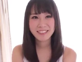 童顔で美巨大乳房な女子大生のパイパンマンコにガッツリ種付け！巨乳美少女中出しハメ撮りのエロ動画