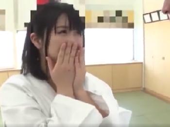 おっとり幼顔なのに空手黒帯少女が道着のまま中出しクソエロFUCK披露する2重ギャップ巨乳素人美少女ロリ痴女コスプレのエロ動画