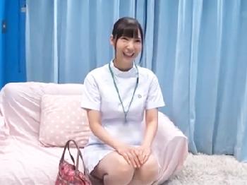 白衣の天使がマジックミラー号で犯されちゃって笑顔で中出し受け入れてる素人美少女看護婦顔射のエロ動画