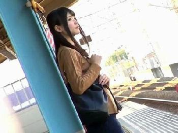 駅で見つけた美人女子大生を電車内まで尾行→そのまま痴漢婦女暴行！素人美少女レイプのエロ動画