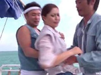 父の跡を継いで海に出た女→荒々しい男漁師たちの餌食人妻乱交松嶋友里恵のエロ動画