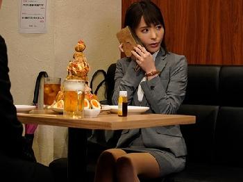 日帰り出張のはずだった…記録的な豪雨で童貞部下と相部屋になった美人OLがWお姉さん桃乃木かなのエロ動画