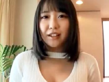 カフェ店員の22歳清純清楚尻軽女系巨大オッパイ素人が自らの希望でJAV出演!巨乳お姉さんのエロ動画