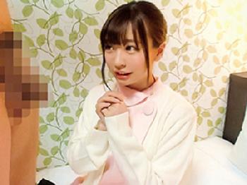 勤務中の看護師を休憩中にナンパ→お悩み男子を放っておけずに即挿入素人美少女看護婦のエロ動画