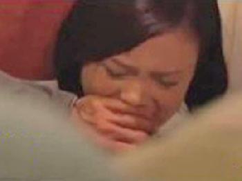 飛行機の機内での痴漢を耐えるCAをさんたちのお仕事巨乳お姉さんパンストのエロ動画