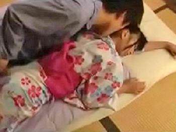 祭りで疲れて浴衣のまま寝ちゃった妹を夜這いSEX美少女顔射のエロ動画