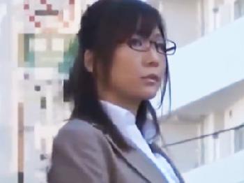 痴漢集団に囲まれた美人OLが輪姦陵辱されてヤリ捨てられちゃう悲劇めがね顔射ぶっかけイラマチオレイプのエロ動画