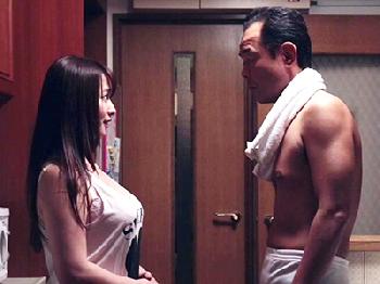 蒸し暑くて濡れた肌の嫁に狂わされてしまった義父巨乳人妻近親相姦白石茉莉奈のエロ動画