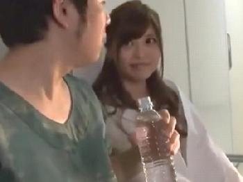 白石麻衣似の美人女医が抜群スタイルで男を誘惑W巨乳お姉さん痴女のエロ動画