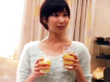 雀荘でアルバイトしてるショートヘアの女子大生をナンパしてハメ撮り美少女顔射3Pのエロ動画