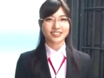 市川まさみが激しいイラマチオチオでヨダレを垂らしながら身悶えまくりお姉さんOLめがねのエロ動画