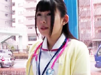 触診と称してお尻の穴に指を突っ込んでアナルを刺激したら潮を吹きまくった看護師素人美少女看護婦中出し潮吹きのエロ動画