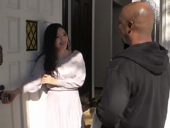 色白で美麗な若奥様が隣に越してきた極太黒人デカチンに寝取られる！痴女人妻のエロ動画