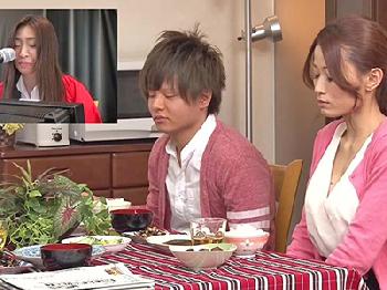 食卓のテーブルクロスを隠れ蓑にして中出し近親する母と息子素人人妻近親相姦のエロ動画