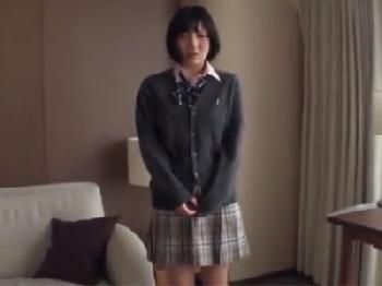 『え？中に出しちゃったの？』男友人と素股から我慢出来ず生ハメしちゃう女子大生素人美少女水着中出しマッサージのエロ動画