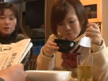 箸の持ち方もなってない育ちが悪いギャル女子校生を教育凌辱!レイプのエロ動画