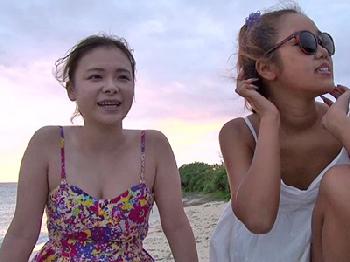 人魚のように自由気ままにスキューバする女と青姦巨乳お姉さんギャル露出のエロ動画