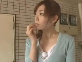 後ろから激しくパコ突かれ敏感に感じてしまうきれいなオッパイ妻痴女人妻オナニーのエロ動画