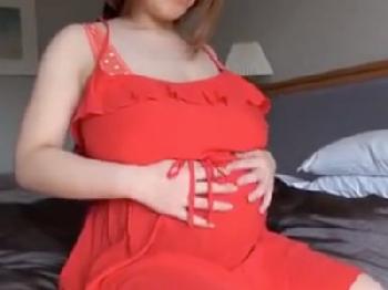 臨月を迎え破裂しそうなバストになったお母さんと中出し性交巨乳素人人妻のエロ動画