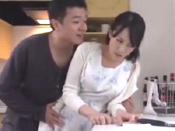 『もうやめて…』ヘンタイ男に弱みを握られ何度も犯される中年女性妻人妻熟女イラマチオレイプのエロ動画