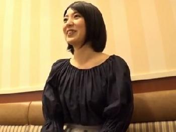 「我慢出来なくて…」真面目そうな奥さんが夫に内緒でJAV出演W素人人妻中出しハメ撮りのエロ動画