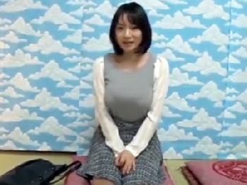 『逆に私でいいんですか…?』ナンパした巨大バスト妻にお願いして童貞くんを筆おろし巨乳人妻中出しのエロ動画
