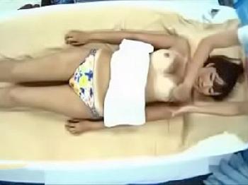 女性のマッサージ師に警戒心をといたビキニきれいなお姉さんをマジックミラー号ハメ巨乳素人美少女水着ナンパのエロ動画