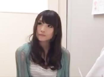 産婦人科でかわいい患者さんが大股開いてるときにアブノーマル男乱入素人美少女ハメ撮りレイプのエロ動画