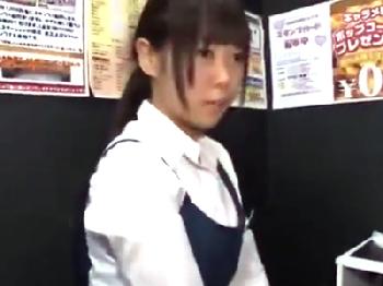 ネットカフェの悪質なクレーマーに脅されて強引に中出しされてしまう美形少女店員美少女パイパンのエロ動画