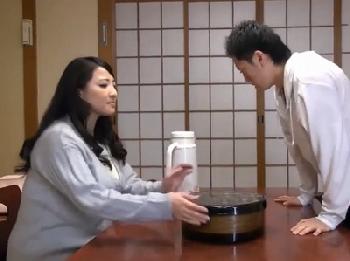 親子水入らずにで温泉へ→誰も邪魔者がいない旅館でエンドレス近親SEX相姦！巨乳人妻熟女中出し近親相姦のエロ動画