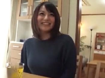 真面目そうに見えて本性はド淫乱なムチムチ妻に精液生中出し巨乳人妻のエロ動画