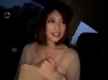 夜の街でナンパした素人の美人奥さんを口説き落としてホテルでハメ→精液生中出し人妻のエロ動画