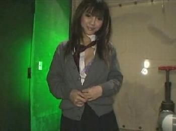 童顔顔ギャルがオヤジ棒を手コキ&フェラチオで快楽へと導く!女子校生ロリのエロ動画