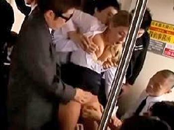 日本の電車で集団痴漢被害を受けるめがねの外国人英語教師巨乳レイプ乱交のエロ動画