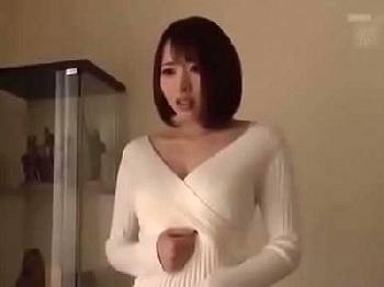 ストーカーが突然家にやってきて排卵日に中出し強姦される大きいオッパイ奥様巨乳人妻レイプ本田岬のエロ動画