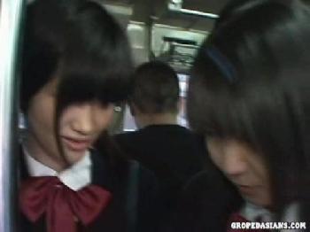 痴漢軍団が黒髪女子校生2人を性的暴行し倒して制服からハミ出る巨乳にぶっかけ美少女ロリレイプ乱交のエロ動画