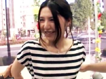 『こんなのすぐにイッちゃうってば～！』刺激が強いバイブを性器に当てられ悶絶イキ！素人美少女のエロ動画