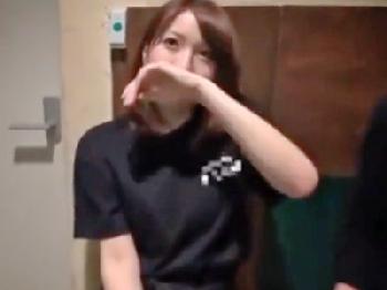 居酒屋アルバイトのデカパイ看板娘を個室トイレでばっこりハメ！巨乳素人美少女ハメ撮り露出のエロ動画