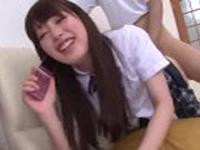 痴漢性的暴行でピストンされてるけど携帯に夢中なイマドキ女子校生素人ロリレイプのエロ動画