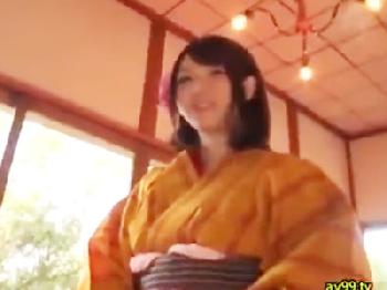 色白モチ肌の美しいオッパイ美形少女の浴衣をはだけさせて中出しファック！素人美少女ハメ撮りのエロ動画