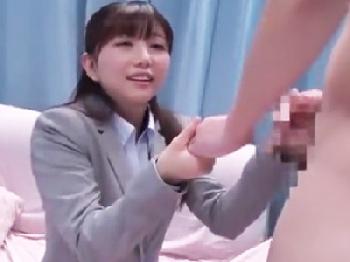 『か‥硬いです』S級美人OLが赤面しながら巨大チンポチェリーボーイの筆おろし素人童貞のエロ動画