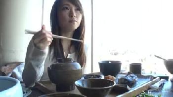 早稲田駅でギャル男がデカパイ妻をナンパしてご飯奢っただけで中出し巨乳素人人妻のエロ動画
