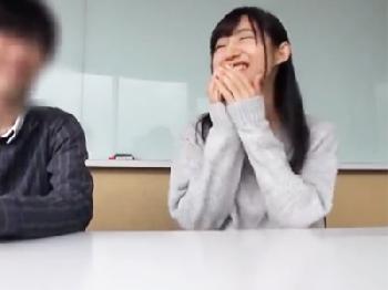 『もうだめ…!』空気椅子に耐えきれず彼氏の前でプロ男優ペニスに腰を下ろしてしまう美形少女素人美少女中出しのエロ動画