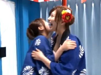 お祭りわっしょい!ハッピを身にまとったテンション高めのギャル2人と乱交祭り!巨乳素人コスプレのエロ動画