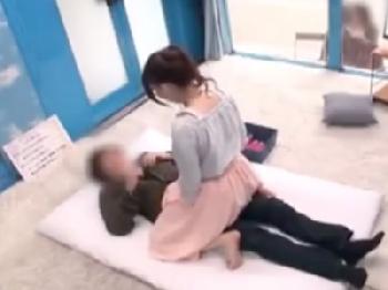 『いいけど…』お金の誘惑に負け男友人の肉棒を受け入れる女子大生素人美少女中出し盗撮のエロ動画