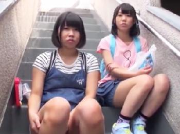 無垢なJ〇の童顔まんこに肉棒をねじ込み処女喪失と同時に中出し性行為!美少女ロリパイパンハメ撮りレイプ3P露出のエロ動画