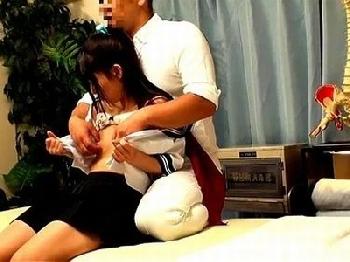 『え?ちょちょ、何コレ…』ハゲ親父の整体師にやられ放題!まだ汚れてない女子校生たちが全身解されて中出し盗撮マッサージのエロ動...