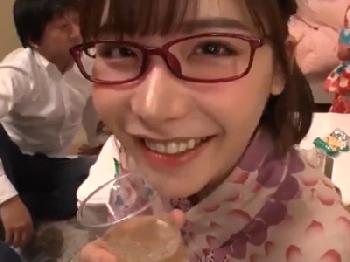 「出していいよ?」彼女が寝ている間にエロ過ぎる友人とイチャラブパコ巨乳美少女めがね深田えいみのエロ動画